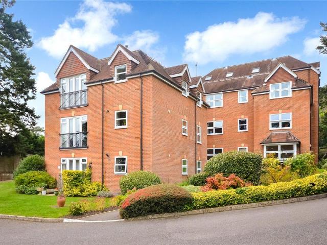 Flat for sale in Fole, Surrey