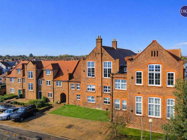 Flat for sale in North Watford