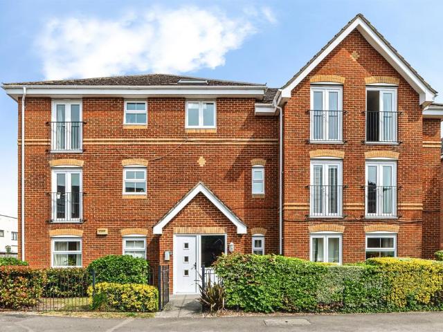 Flat for sale in Hounsome Fields, Priest Down