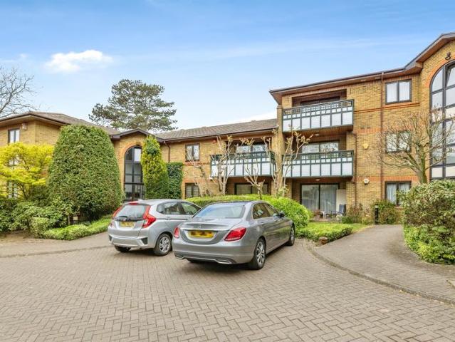 Flat for sale in Bushey
