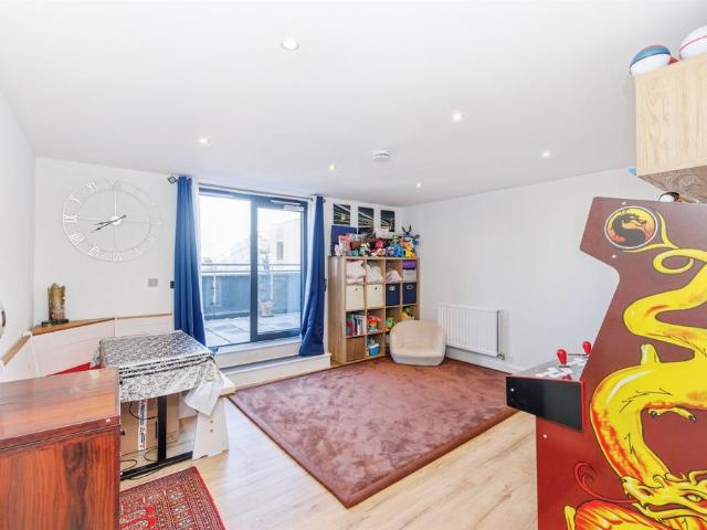Flat for sale in Watford, Hertfordshire
