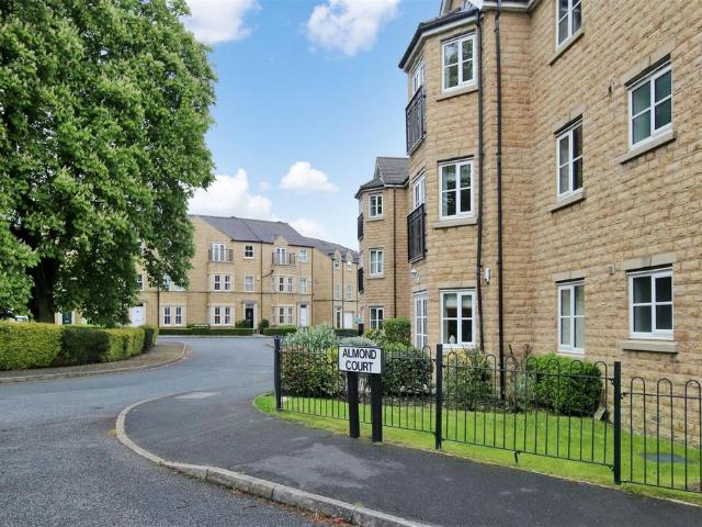 Flat for sale in Stone Chair, Northowram
