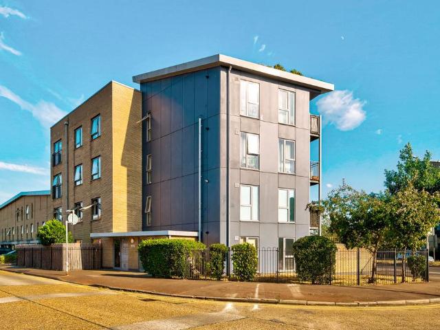 Flat for sale in Dagenham, Dagenham