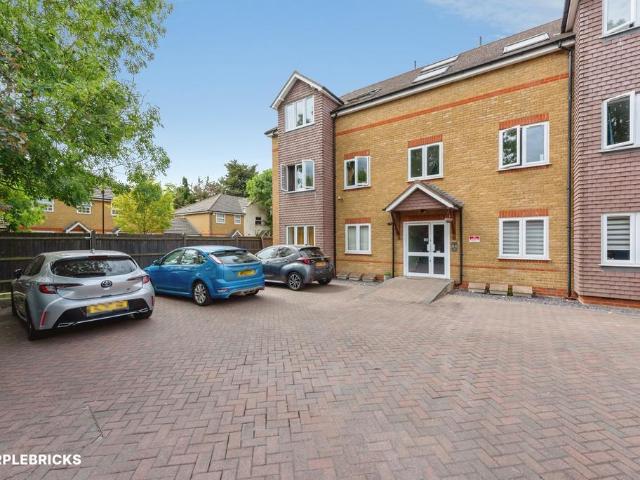 Flat for sale in London Borough of Hounslow, Hanworth