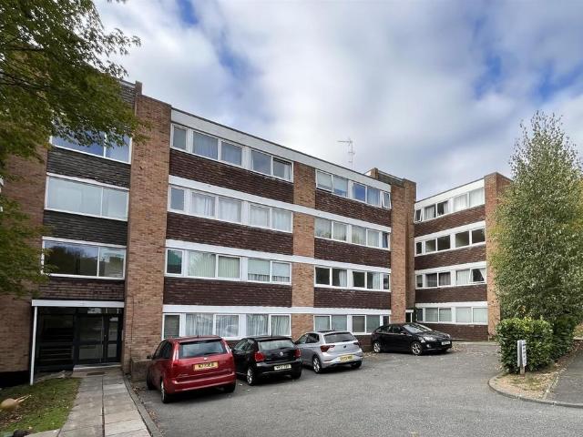 Flat for sale in Queens Park, Billericay