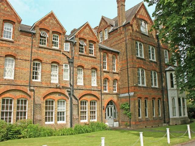 Flat for sale in Clewer Village, Windsor