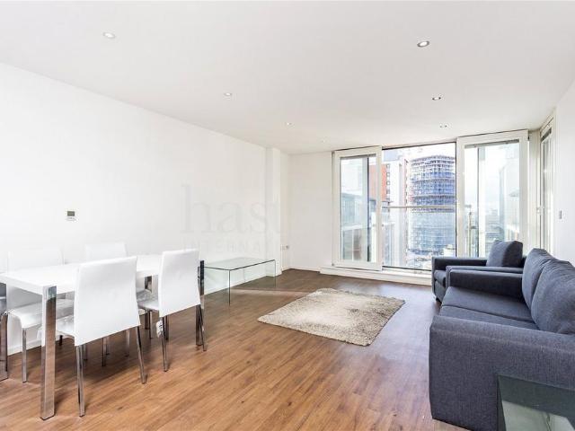 Flat for sale in Canning Town, Greater London