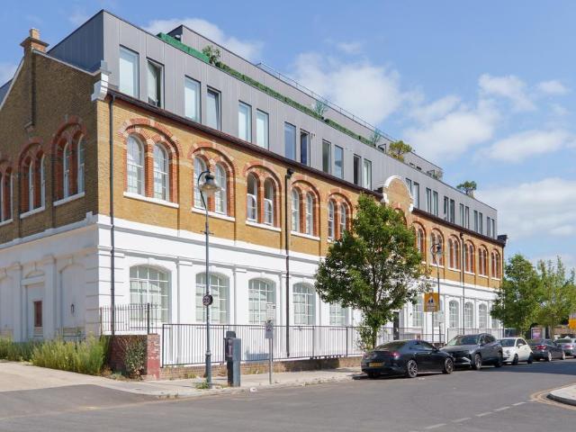 Flat for sale in Queen's Park, Greater London