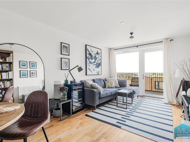 Flat for sale in Hornsey, Greater London