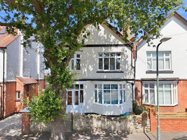 Flat for sale in Alton Barnes, Essex