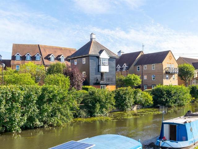 Flat for sale in Hertford, Colliers End