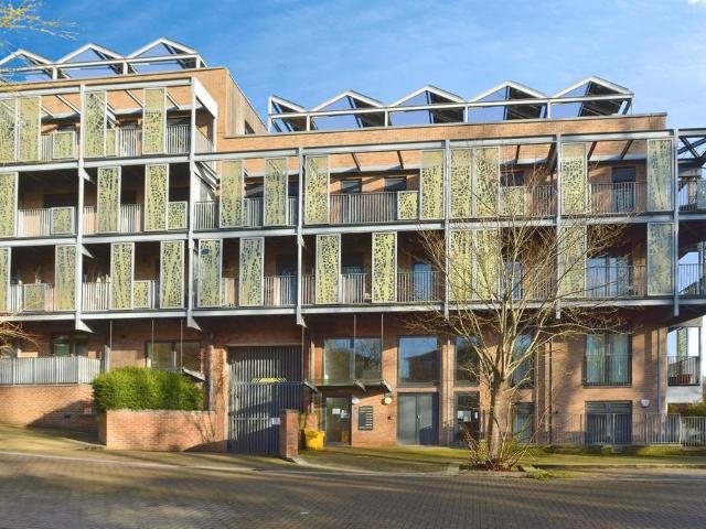 Flat for sale in Milton Keynes
