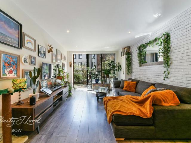 Flat for sale in Merchants Walk, Cat Hill