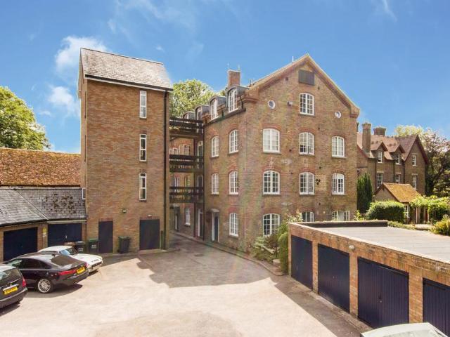 Flat for sale in Batchworth, Hertfordshire