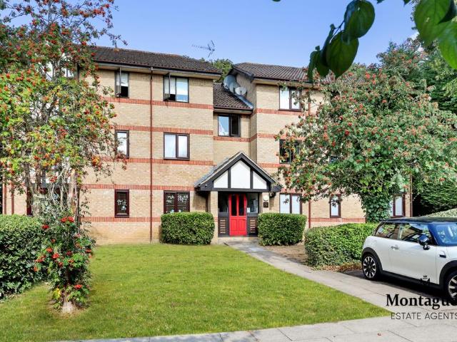 Flat for sale in Ivy Chimneys, Epping