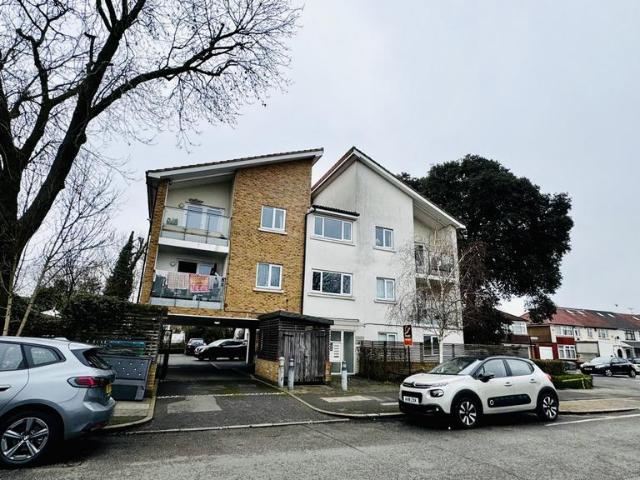 Flat for sale in London Borough of Hounslow, Greater London