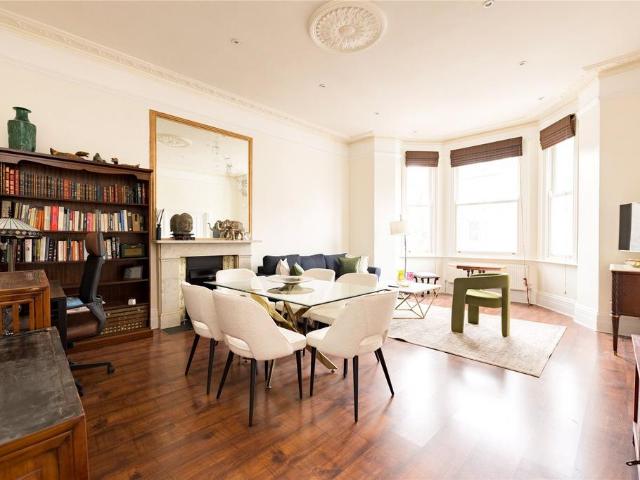 Flat for sale in Earl's Court, Greater London