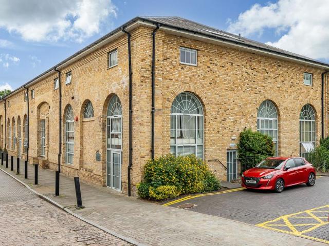 Flat for sale in Kings Hill, Colliers End