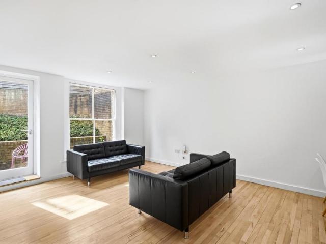 Flat for sale in Herne Hill, Greater London