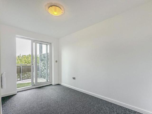 Flat for sale in Dee Park, Reading