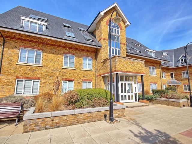 Flat for sale in Kings Hill, Colliers End