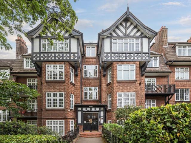 Flat for sale in Golders Green, Greater London