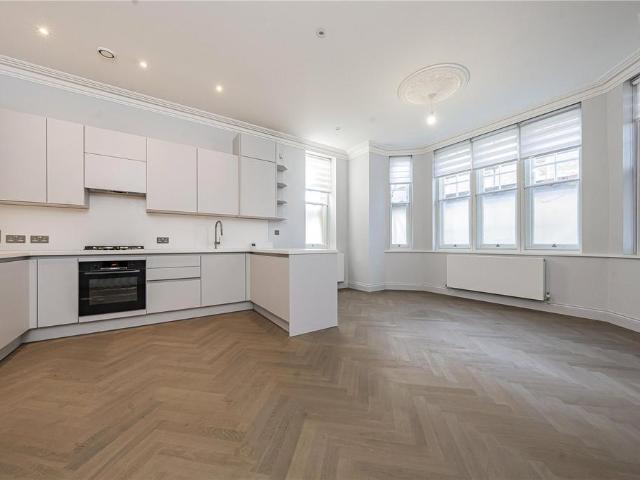 Flat for sale in Earlsfield, Greater London