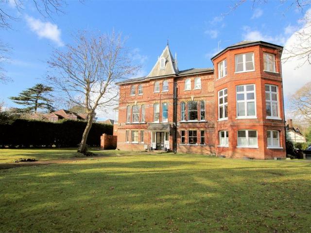 Flat for sale in Woking, Surrey