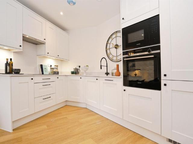 Flat for sale in St Albans, Five Acres