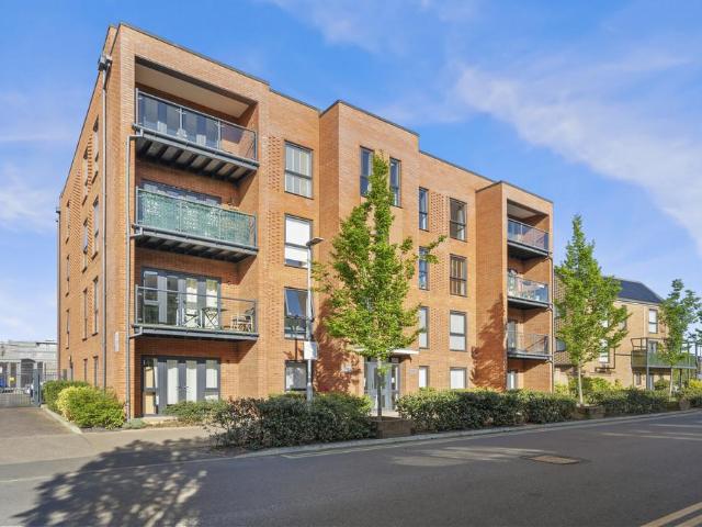 Flat for sale in Hackbridge, Greater London