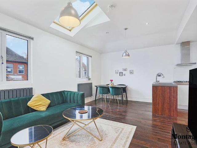 Flat for sale in Ivy Chimneys, Epping