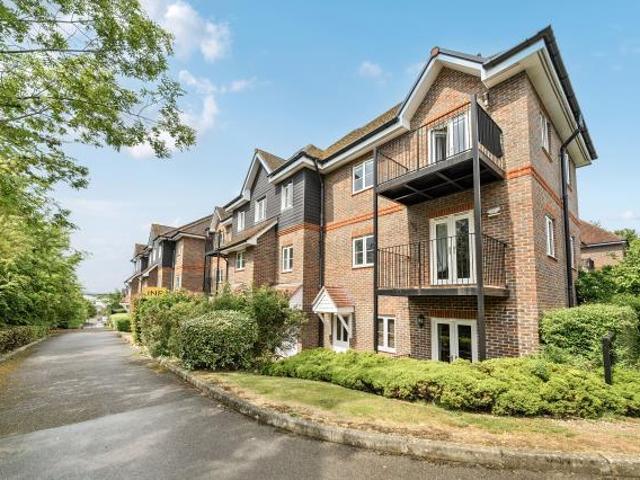 Flat for sale in Loudwater, Buckinghamshire