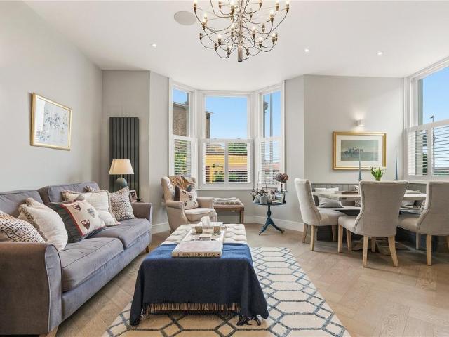 Flat for sale in Clapham Junction, Greater London