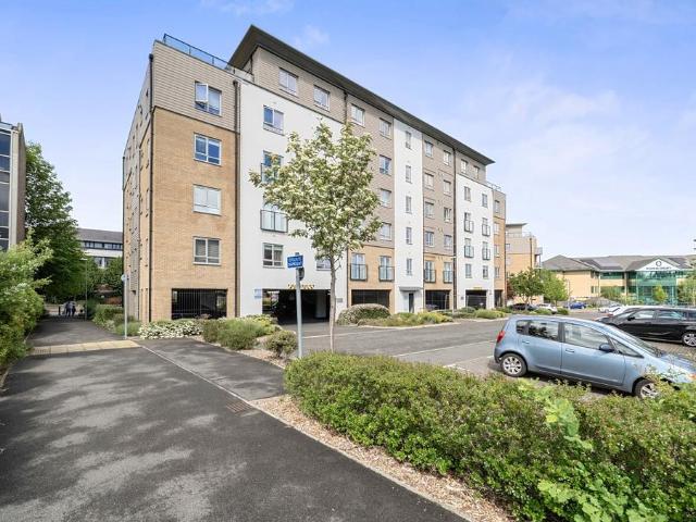 Flat for sale in Easthampstead, Bracknell