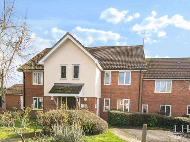Flat for sale in Navestock Side, Essex