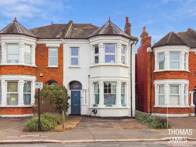 Flat for sale in Winchmore Hill, Greater London