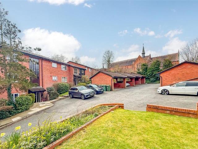 Flat for sale in St Albans, Five Acres