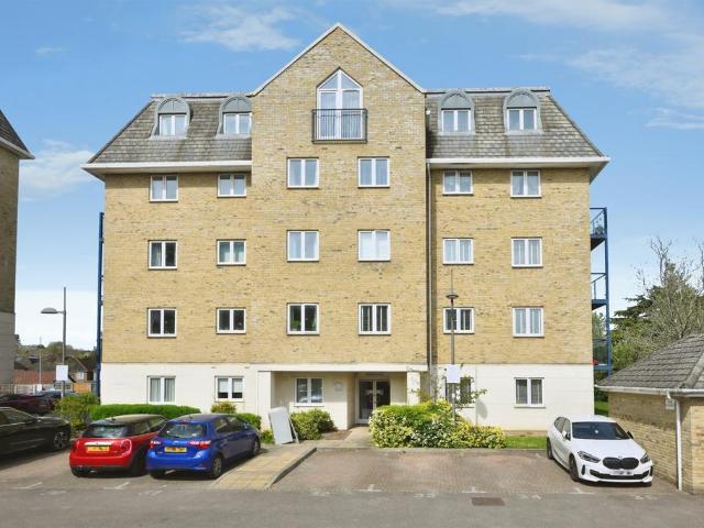 Flat for sale in Broxbourne, Hertfordshire