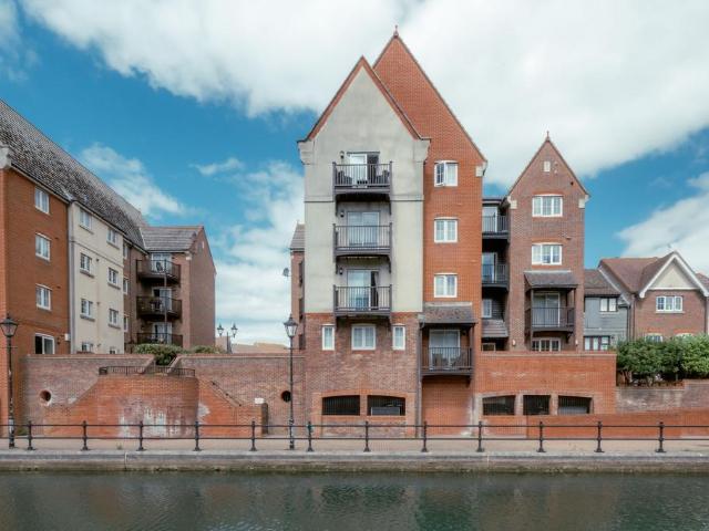 Flat for sale in Sovereign Harbour, Eastbourne