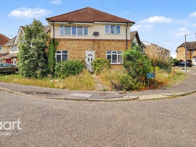 Flat for sale in Bowers Gifford, Essex