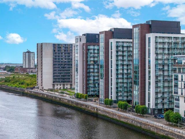 Flat for sale in Broomhill, Scotland
