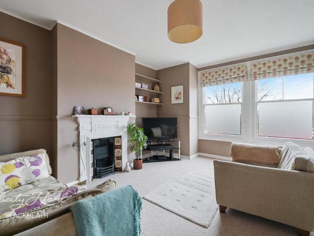 Flat for sale in Charlton Riverside, Greater London