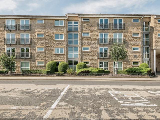 Flat for sale in Lindley, West Yorkshire