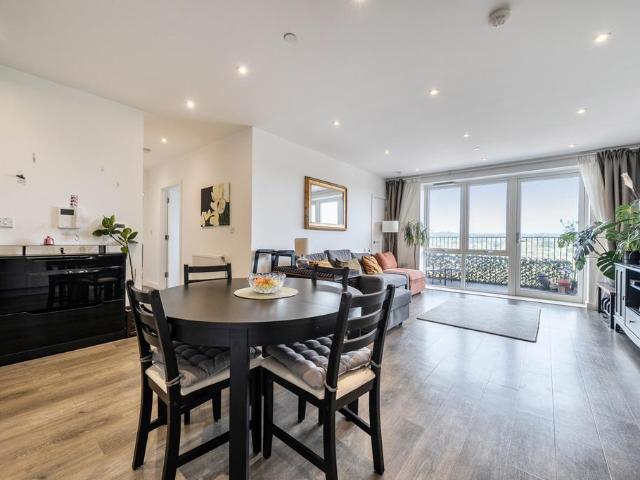 Flat for sale in Carpenders Park, Three Rivers