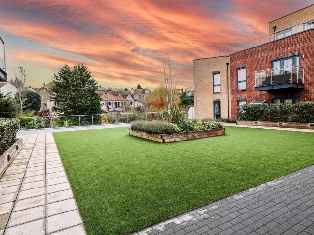 Flat for sale in Pouchen End, Hertfordshire