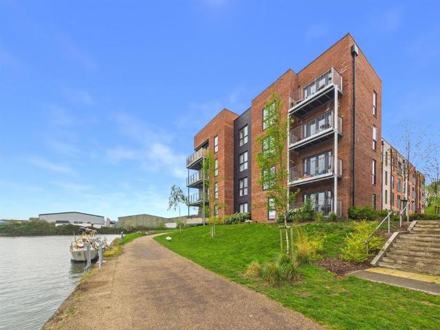 Flat for sale in Gloucester, Gloucestershire
