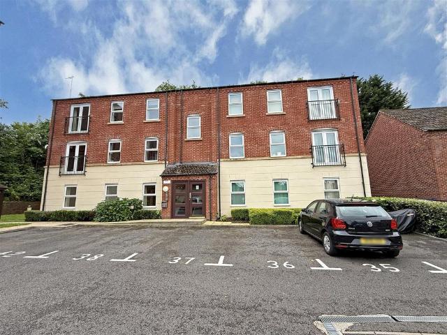 Flat for sale in Cherry Orchard, Frankwell