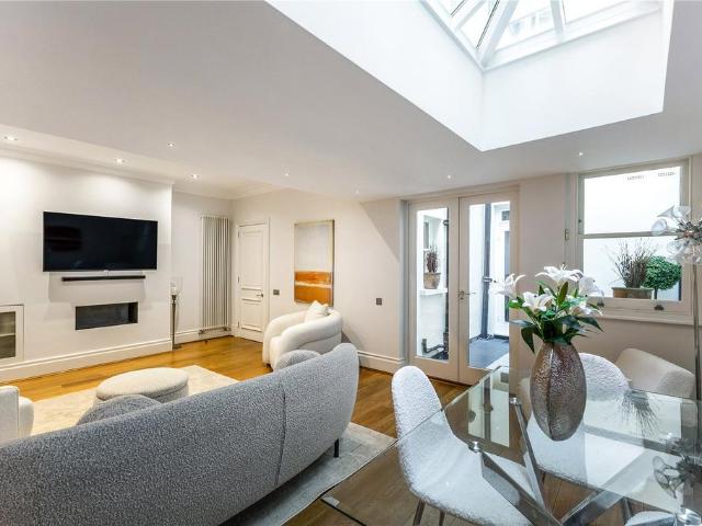 Flat for sale in South Kensington, Greater London