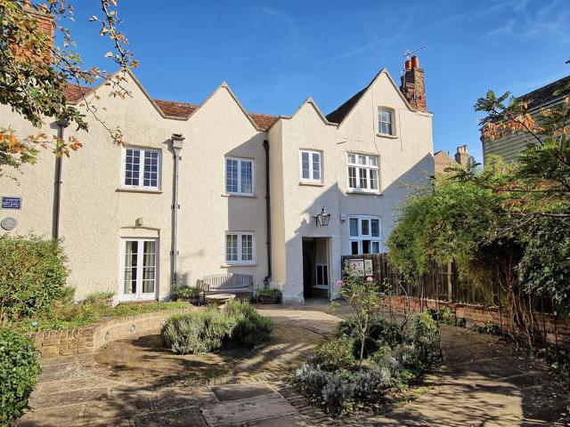 Flat for sale in Kings Hill, Colliers End