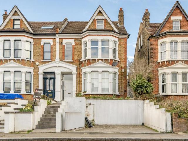 Flat for sale in East Dulwich, Greater London